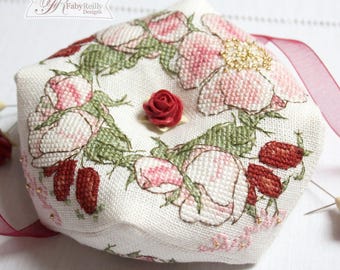 Wild Rose Biscornu • Patrón de costura de Faby Reilly