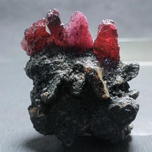 Großer roter Granat Rohstein - natürlicher Rohedelstein, Größe 38 x 38 mm.