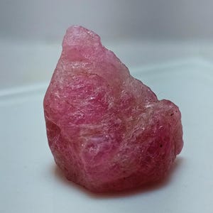 Natürlicher Rubin, natürlicher Rubin, roher Himbeerrot, Rubin, großer Rubin, Größe 16 x 17 mm.