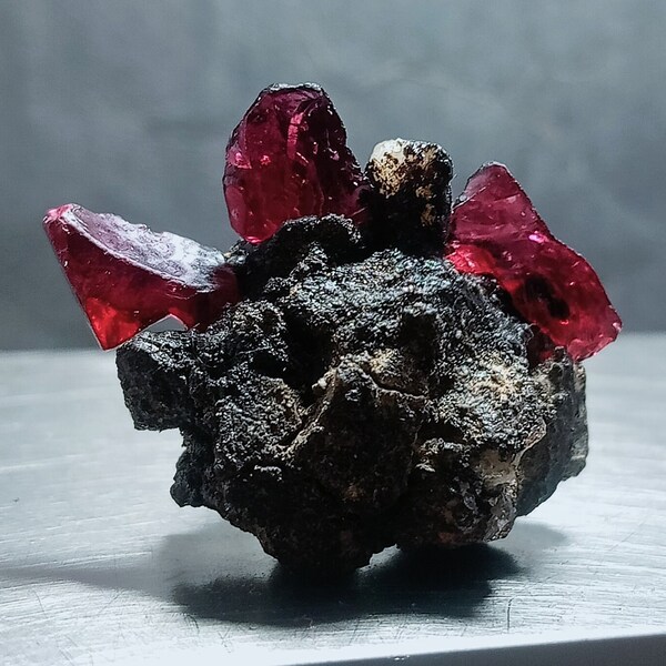 Piedra cruda de granate grande, granate natural en bruto, granate de alta calidad en bruto, granate rojo en bruto, granate rosa en bruto.