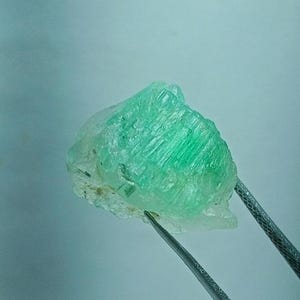 14X18 mm Emerald Rough, Natural Colombian Emerald Rough Stone, Raw Emerald, Rare, Top Quality Rough, Emerald Rough, Pendant Emerald Rough.