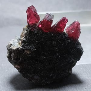 大きな赤いガーネットの原石 - 天然の原石、サイズ39 x 41 mm。
