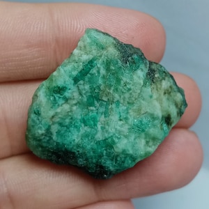 Op de afbeelding: Een ruwe, groene smaragd edelsteen met een witte matrix. De smaragd heeft een natuurlijke, onbewerkte afwerking.