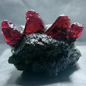 Gran granate rojo en bruto - Piedra preciosa natural sin pulir, tamaño 41 x 43 mm.