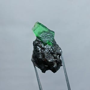 Green Garnet Raw Stone, Natural Green Garnet Rough,Hight Quality Garnet Rough, Green Garnet Raw Rough, Green Garnet Raw, Size 16x25mm.