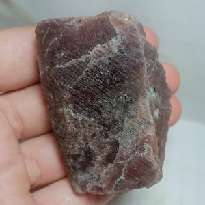 Ejemplar de rubí natural en bruto: Cristal rojo frambuesa de Birmania. Tamaño: 36 x 58 mm.