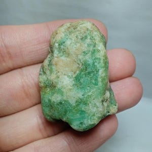 Emerald Rough, Natural Colombian Emerald, Specimen Raw Gemstone Emerald Pendant Size Loose Gemstone Rough,Large Emerald Specimen,Size30x43mm