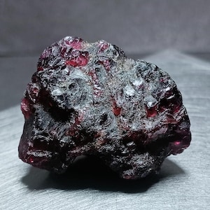 Gran granate rojo en bruto - Piedra preciosa natural sin pulir, tamaño 24 x 29 mm.