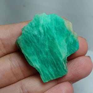 Großer grüner Saphir Rohstein, Heilstein, Schmuckherstellung, loser Saphir Rohstein, Größe 34 x 38 mm.