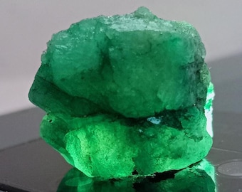 Natürlicher sambischer Smaragd Rohstein: Roher Grüner Edelstein (33.20 Karat) Größe 19 x 21 mm.