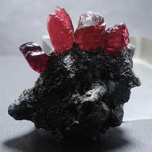 大きなレッドガーネット原石 - 天然の原石、サイズ 40 x 42 mm。