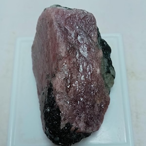 Natürlicher Himbeerfarbener Rubin Rohling: Unbehandelter burmesischer Kristall, Stickgröße 36 x 62 mm.