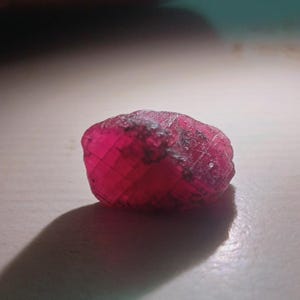 Mozambique Ruby Rough: Transparent rosa rubin ädelsten, 9,40 karat, storlek 14 x 10 mm.