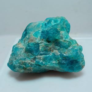 Ejemplar de turquesa azul natural en bruto: piedra para colgante (30 x 39 mm, 95,60 quilates)