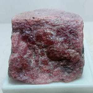 Natuurlijke robijn uit Mozambique: onbehandelde juli-geboortesteen, 573,50 karaat, maat 47 x 52 mm.