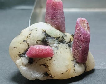 Rubí natural en bruto: piedra preciosa de Mozambique sin tratar, piedra natal de julio