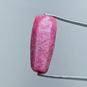 Stick naturel rubis rouge framboise, échantillon minéral de Birmanie (15 mm)