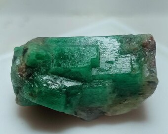 Natürlicher smaragdgrüner Rohstein aus Sambia - Größe 16 x 30 mm.