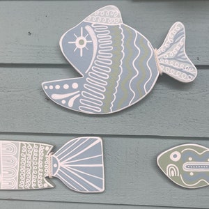 Arte con peces, peces de madera pintados, peces pintados, decoración de playa, inauguración de la casa costera, decoración costera, arte con peces de playa - Ferris
