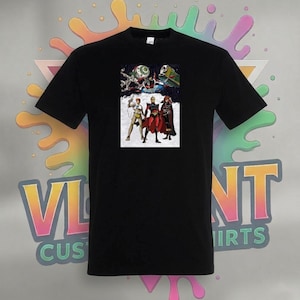 Peut inclure: T-shirt noir avec une impression graphique colorée. Le motif représente une scène spatiale avec des personnages et des personnages costumés. Le t-shirt a un col rond et des manches courtes. Le texte "VL CUSTOM SHIRTS" est visible.