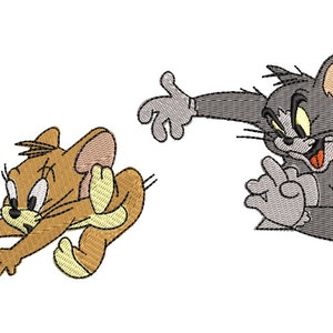 Puede incluir: Los personajes de dibujos animados Tom y Jerry. Tom el gato es gris y tiene una sonrisa traviesa. Jerry el ratón es marrón y parece asustado. Tom está extendiendo su pata como para agarrar a Jerry.