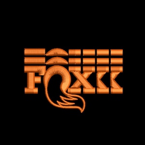 Puede incluir: Logotipo bordado en naranja con la palabra "FOX" y una cola de zorro estilizada.