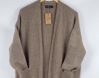 long cardigan // women's coat made of 100% cashmere // color beige // one size // side slit //