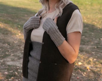 Open vest made of % yak wool, high quality // thickly knitted yet light and warm // natural color, has two buttons