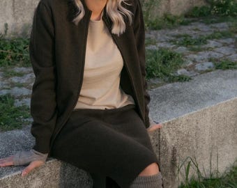 Robust dark brown cardigan with stand-up collar and zipper | Fine knit for women | Timeless warm cardigan