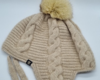 Gorro de trampero unisex confeccionado en 100% lana de cachemira color champán. Térmico, transpirable y elaborado con materias primas renovables.