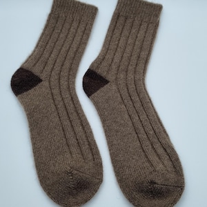 Könnte beinhalten: Ein Paar braune gerippte Socken mit brauner und dunkelbrauner Ferse und Spitze.