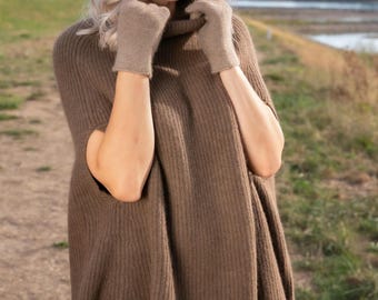 Elegant poncho made from 100% yak wool // Turtleneck poncho made from sustainable raw materials // Breathable // Insulating // High-quality // Soft and lightweight