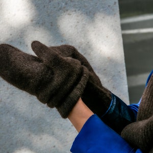 Mittens/gloves made from 100% yak wool/stylish/heat retaining/breathable/made from renewable resources/skin-friendly/unisex/brown image 1