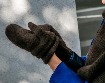 Mittens/gloves made from 100% yak wool/ stylish/ heat-retaining/ breathable/ made from renewable resources/ skin-friendly/ unisex/ brown