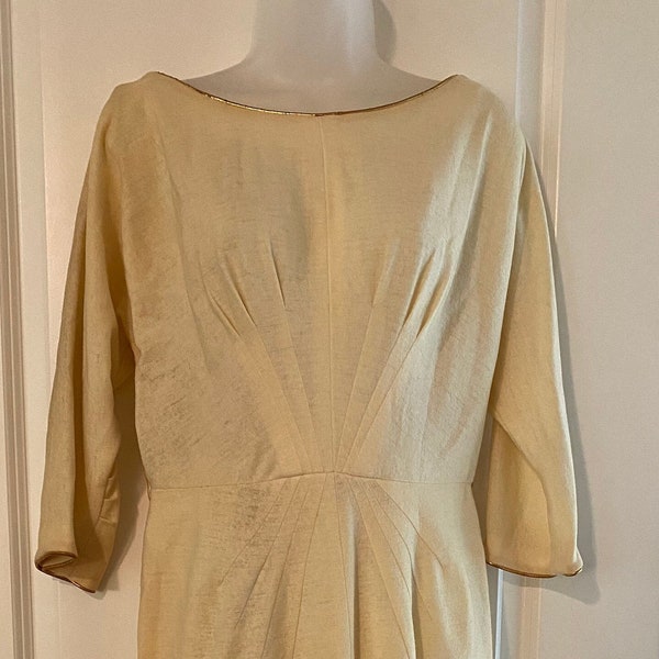 1950s-1960s Jackie Morgan Vintage Cream Darted Bust Lined Wiggle Dress estimated to fit modern 6-8