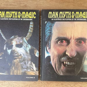 Puede incluir: Dos libros antiguos titulados "Man, Myth & Magic: An Illustrated Encyclopedia of the Supernatural". El volumen 8 presenta una criatura parecida a una cabra, mientras que el volumen 7 muestra un retrato de un hombre con dientes afilados. Ambos libros tienen cubiertas negras.