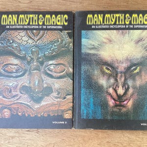 Puede incluir: Dos libros antiguos titulados "Man, Myth & Magic: An Illustrated Encyclopedia of the Supernatural". El volumen 2 presenta una talla detallada de una cara, mientras que el volumen 1 muestra una criatura con ojos amarillos brillantes. Ambos libros tienen cubiertas negras.