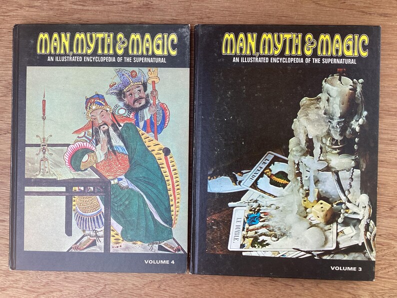 Puede incluir: Dos libros antiguos de tapa dura titulados "Man, Myth & Magic: An Illustrated Encyclopedia of the Supernatural". El volumen 4 presenta una colorida ilustraci&oacute;n de figuras asi&aacute;ticas. El volumen 3 muestra una naturaleza muerta con cartas y dados.