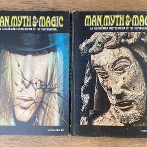 Puede incluir: Dos libros antiguos titulados "MAN, MYTH & MAGIC: An Illustrated Encyclopedia of the Supernatural." El volumen 12 presenta a una persona con cabello largo y rubio detr&aacute;s de un efecto de vidrio agrietado. El volumen 11 muestra una escultura de piedra de una cara.