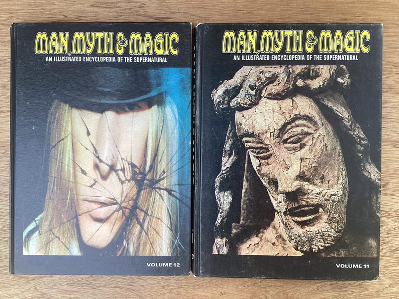 Puede incluir: Dos libros antiguos titulados "MAN, MYTH & MAGIC: An Illustrated Encyclopedia of the Supernatural." El volumen 12 presenta a una persona con cabello largo y rubio detr&aacute;s de un efecto de vidrio agrietado. El volumen 11 muestra una escultura de piedra de una cara.