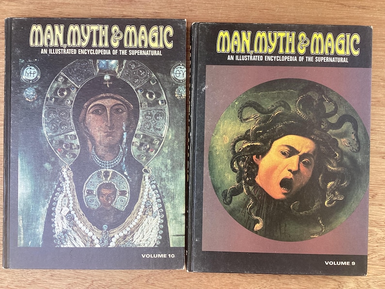 Puede incluir: Dos libros antiguos de tapa dura titulados "Man, Myth & Magic: An Illustrated Encyclopedia of the Supernatural". El volumen 10 presenta un icono religioso, mientras que el volumen 9 representa a Medusa. Ambos libros tienen cubiertas negras con letras doradas.