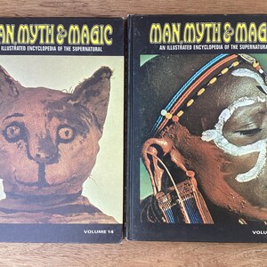 Puede incluir: Dos libros antiguos titulados "Man, Myth & Magic: An Illustrated Encyclopedia of the Supernatural". El volumen 14 presenta una m&aacute;scara de gato, mientras que el volumen 13 muestra a una persona con marcas tribales. Ambos libros tienen cubiertas negras.