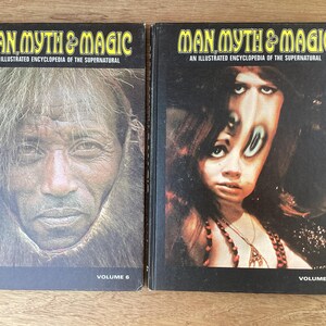 Puede incluir: Dos libros antiguos titulados "Man, Myth & Magic: An Illustrated Encyclopedia of the Supernatural". El volumen 6 presenta un retrato de una persona, mientras que el volumen 5 muestra una imagen distorsionada de una mujer. Los libros est&aacute;n sobre una superficie de madera.