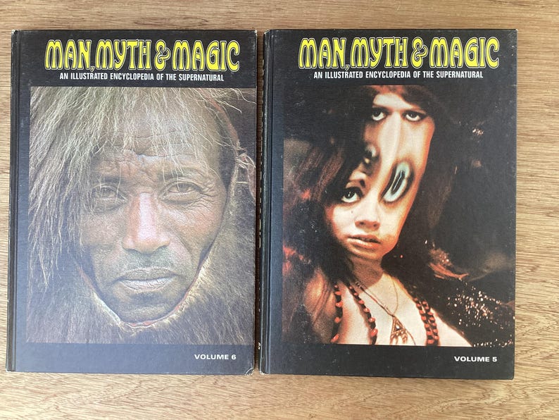 Puede incluir: Dos libros antiguos titulados "Man, Myth & Magic: An Illustrated Encyclopedia of the Supernatural". El volumen 6 presenta un retrato de una persona, mientras que el volumen 5 muestra una imagen distorsionada de una mujer. Los libros est&aacute;n sobre una superficie de madera.