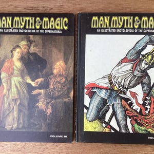 Puede incluir: Dos libros antiguos de tapa dura titulados "Man Myth & Magic: An Illustrated Encyclopedia of the Supernatural". El volumen 16 presenta una pintura de tres personas. El volumen 15 muestra a un caballero luchando contra un drag&oacute;n.