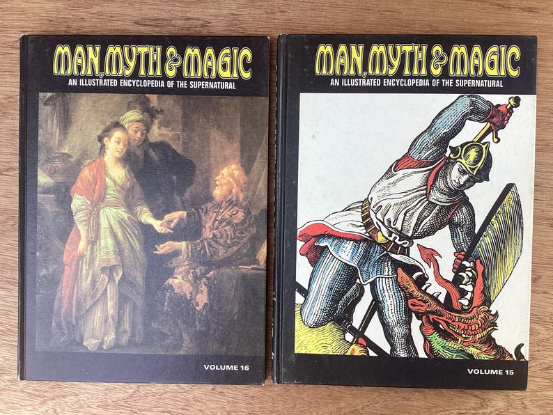 Puede incluir: Dos libros antiguos de tapa dura titulados "Man Myth & Magic: An Illustrated Encyclopedia of the Supernatural". El volumen 16 presenta una pintura de tres personas. El volumen 15 muestra a un caballero luchando contra un drag&oacute;n.