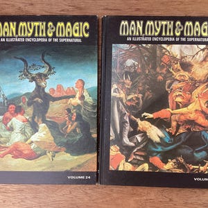 Puede incluir: Dos libros de tapa dura titulados "MAN MYTH & MAGIC: An Illustrated Encyclopedia of the Supernatural." El volumen 24 presenta una ilustraci&oacute;n oscura de una figura con cuernos y personas. El volumen 23 muestra una escena ca&oacute;tica.
