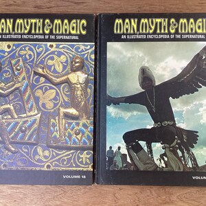 Puede incluir: Se muestran dos vol&uacute;menes de "Man, Myth & Magic: An Illustrated Encyclopedia of the Supernatural". El volumen 18 presenta una ilustraci&oacute;n dorada y azul. El volumen 17 muestra a una persona con alas de &aacute;guila. Ambos libros tienen lomos negros.