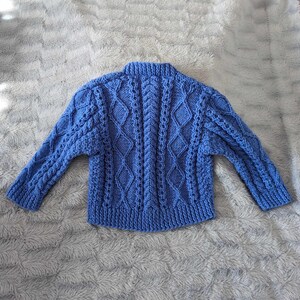 Gilet pour enfant bleu, à boutons image 3