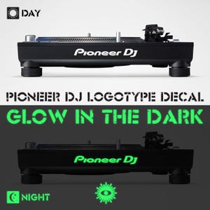 Pode incluir: Um gira-discos Pioneer DJ preto com um autocolante de logótipo que brilha no escuro. A imagem mostra a unidade à luz do dia com um logótipo branco e no escuro com um logótipo verde brilhante, rotulado como DAY e NIGHT com ícones.